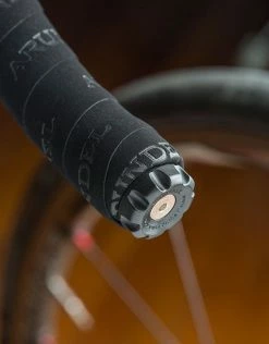 Embouts De Cintre Porte-outils Arundel Shameless Plugs 8 Embouts De Cintre Porte-outils Arundel Shameless Plugs -VÉLOS ÉLECTRIQUES Arundel shameless plugs embouts de cintre outils acheter lyon rhone france baroudeur cycles vtt randonnee gravel clefs bar ends 4