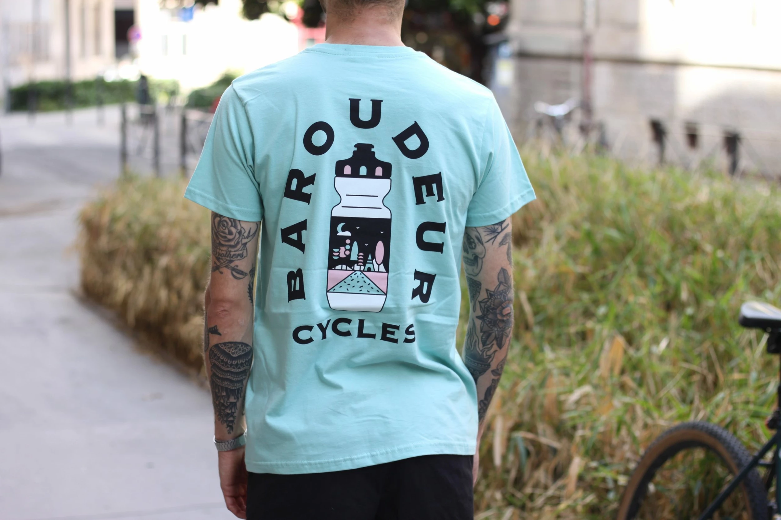 Baroudeur Cycles T-Shirt "Bidon" Vert 2 Baroudeur Cycles T-Shirt "Bidon" Vert – Image 2