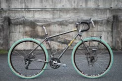 Pneu Sim Works The Homage Tire - Vert X Tan 11 Pneu Sim Works The Homage Tire - Vert X Tan -VÉLOS ÉLECTRIQUES PneuSim Works The Homage pneu baroudeur cycles lyon 2