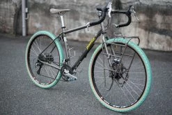 Pneu Sim Works The Homage Tire - Vert X Tan 10 Pneu Sim Works The Homage Tire - Vert X Tan -VÉLOS ÉLECTRIQUES PneuSim Works The Homage pneu baroudeur cycles lyon 3