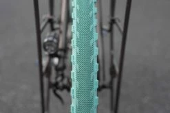 Pneu Sim Works The Homage Tire - Vert X Tan 8 Pneu Sim Works The Homage Tire - Vert X Tan -VÉLOS ÉLECTRIQUES PneuSim Works The Homage pneu baroudeur cycles lyon 5