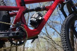 Wolf-tooth Attache Pour Accessoires B-RAD Medium Strap Mount Wolf Tooth Components 9 Wolf-tooth Attache Pour Accessoires B-RAD Medium Strap Mount Wolf Tooth Components -VÉLOS ÉLECTRIQUES Wolf tooth Accessory Strap and Plate Black strap apadter medium baroudeur cycles lyon 5