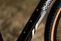 Gravel Bike Carbone Bombtrack Hook EXT C 27,5" Glossy Metallic Black 2022 -VÉLOS ÉLECTRIQUES bombtrack hook ext c gravel voyage carbone fourche carbone 2022 baroudeur cycles lyon 10