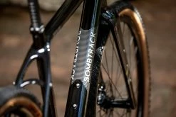 Gravel Bike Carbone Bombtrack Hook EXT C 27,5" Glossy Metallic Black 2022 -VÉLOS ÉLECTRIQUES bombtrack hook ext c gravel voyage carbone fourche carbone 2022 baroudeur cycles lyon 11