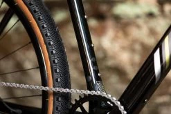 Gravel Bike Carbone Bombtrack Hook EXT C 27,5" Glossy Metallic Black 2022 -VÉLOS ÉLECTRIQUES bombtrack hook ext c gravel voyage carbone fourche carbone 2022 baroudeur cycles lyon 2