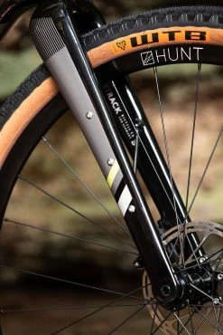 Gravel Bike Carbone Bombtrack Hook EXT C 27,5" Glossy Metallic Black 2022 -VÉLOS ÉLECTRIQUES bombtrack hook ext c gravel voyage carbone fourche carbone 2022 baroudeur cycles lyon 3