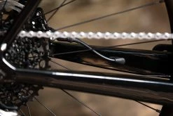 Gravel Bike Carbone Bombtrack Hook EXT C 27,5" Glossy Metallic Black 2022 -VÉLOS ÉLECTRIQUES bombtrack hook ext c gravel voyage carbone fourche carbone 2022 baroudeur cycles lyon 4