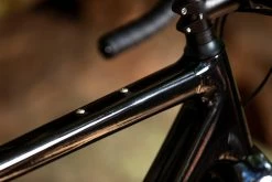 Gravel Bike Carbone Bombtrack Hook EXT C 27,5" Glossy Metallic Black 2022 -VÉLOS ÉLECTRIQUES bombtrack hook ext c gravel voyage carbone fourche carbone 2022 baroudeur cycles lyon 5