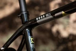 Gravel Bike Carbone Bombtrack Hook EXT C 27,5" Glossy Metallic Black 2022 -VÉLOS ÉLECTRIQUES bombtrack hook ext c gravel voyage carbone fourche carbone 2022 baroudeur cycles lyon 6