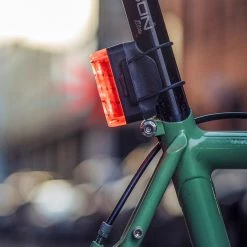 Lampe Blackburn Dayblazer Avant + Arrière -VÉLOS ÉLECTRIQUES dayblazer rear 65 lumen blackburn lumiere eclairage lampe baroudeur cycles lyon