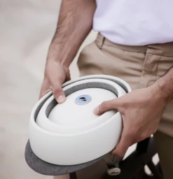 Closca Helmet Blanc 11 Closca Helmet Blanc -VÉLOS ÉLECTRIQUES helmet white lifestyle copia 7 1000x1035 1