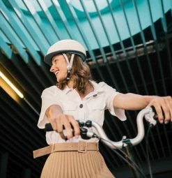 Closca Helmet Blanc 8 Closca Helmet Blanc -VÉLOS ÉLECTRIQUES helmet white mesa de trabajo 1 581x600 1