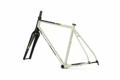 Kit Cadre Bombtrack Audax 2021 -VÉLOS ÉLECTRIQUES kit cadre bombtrack audax 2021 gravel ultra distance acier fourche carbone oeillet baroudeur cycles lyon other side