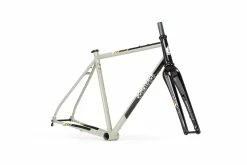 Kit Cadre Bombtrack Audax 2021 -VÉLOS ÉLECTRIQUES kit cadre bombtrack audax 2021 gravel ultra distance acier fourche carbone oeillet baroudeur cycles lyon right side