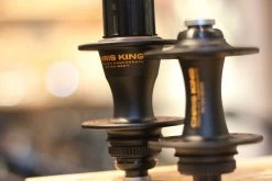 Chris-king Paire De Moyeux Chris King R45D Centerlock Edition Limitée Two Tone Black Gold - 24T -VÉLOS ÉLECTRIQUES moyeux chris king r45d black gold baroudeur cycles lyon 2