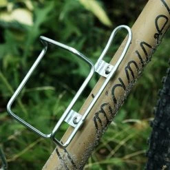 Porte-bidon Cycles Manivelle Acier 6 Porte-bidon Cycles Manivelle Acier -VÉLOS ÉLECTRIQUES porte bidon alu cycles manivelle fabrique en france route course gravel bikepacking randonnee cycliste baroudeur cycles revendeur france 3