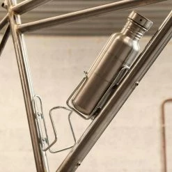 Porte-bidon Cycles Manivelle Acier 7 Porte-bidon Cycles Manivelle Acier -VÉLOS ÉLECTRIQUES porte bidon alu cycles manivelle fabrique en france route course gravel bikepacking randonnee cycliste baroudeur cycles revendeur france 4