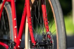 Surly Midnight Special 650B -VÉLOS ÉLECTRIQUES surly midnight special sour strawberry sparkle velo gravel baroudeur cycles lyon 3